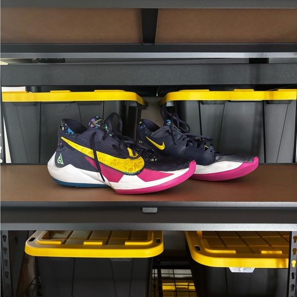 Giannis Freak Basketball Shoes - Picture 1 of 3